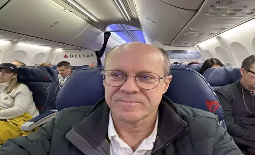 Tech tycoon offers $100,000 to female co-passenger to take off her face mask, she declines Tech tycoon offers $100,000 to female co-passenger to take off her face mask, she declines