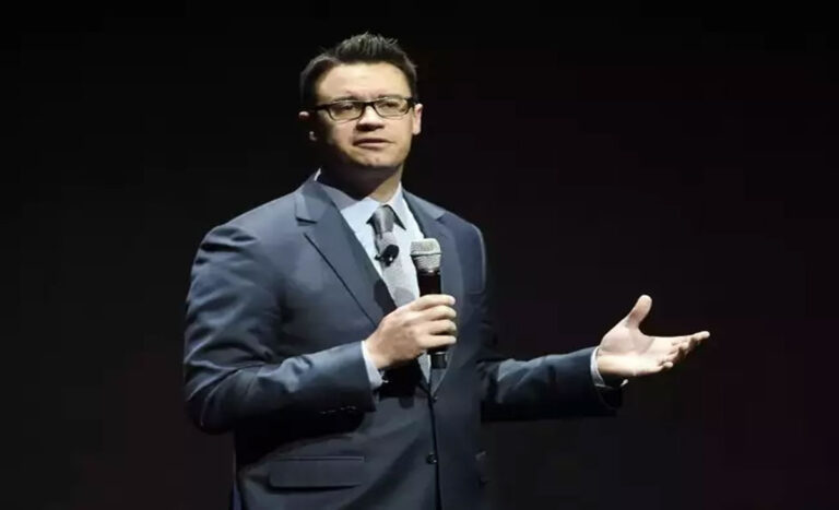 Dave Hollis, Disney exec who quit job to help wife run a successful lifestyle empire, dies at 47